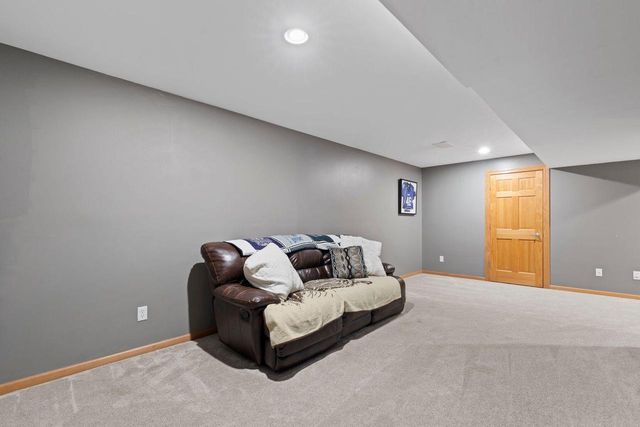1833 La Belle Springs LANE, Oconomowoc, WI 53066