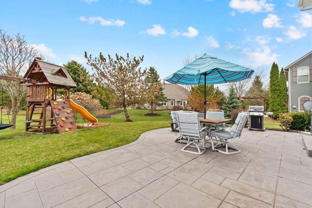 1833 La Belle Springs LANE, Oconomowoc, WI 53066