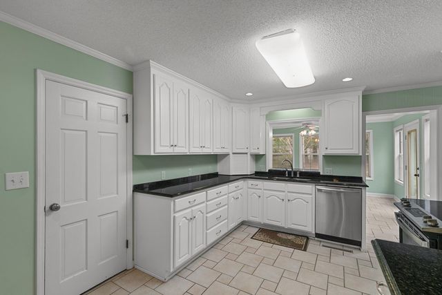 2000 Deerpath, Dothan, AL 36303