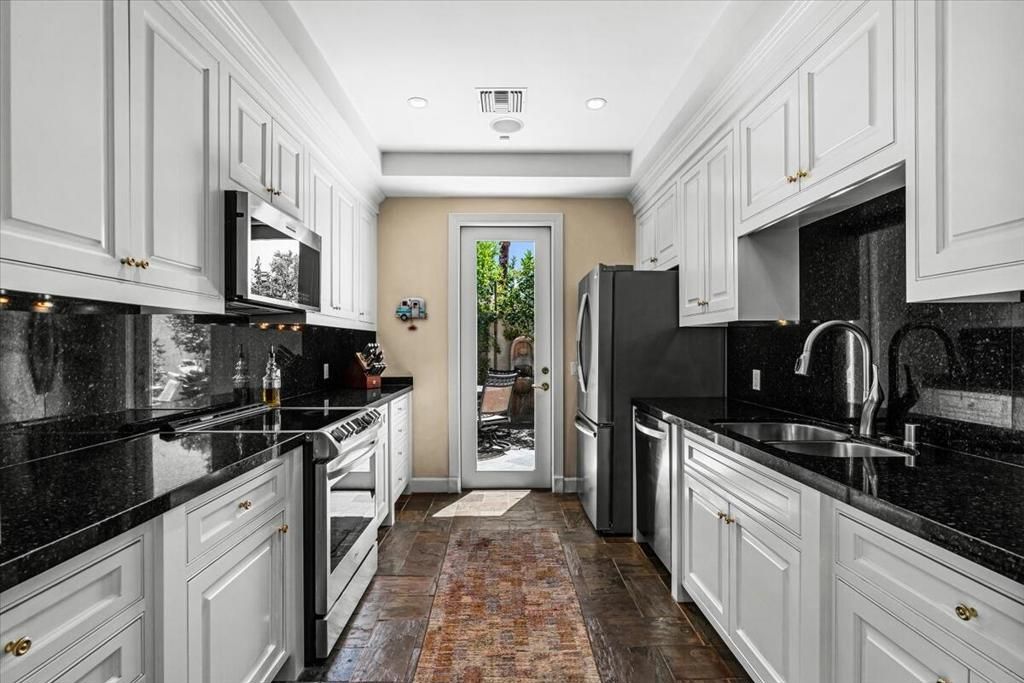Image 32 of property listing at 1341 E Amado Road, Palm Springs, CA 92262