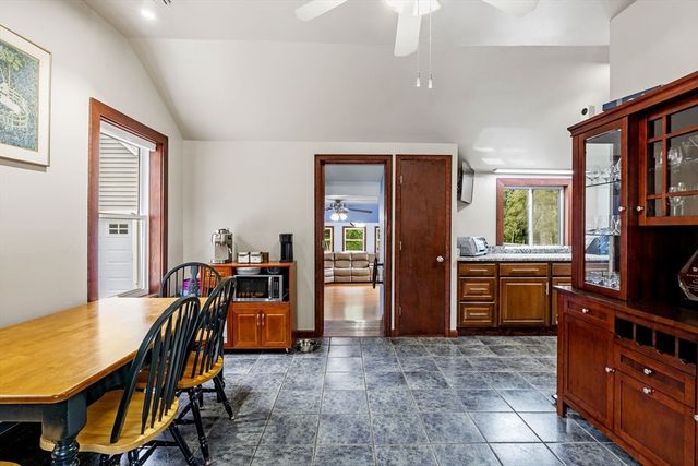 845 Middleboro Ave, Taunton, MA 02718