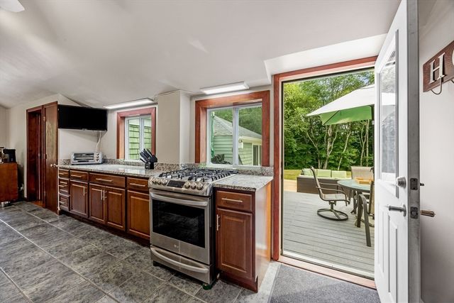 845 Middleboro Ave, Taunton, MA 02718