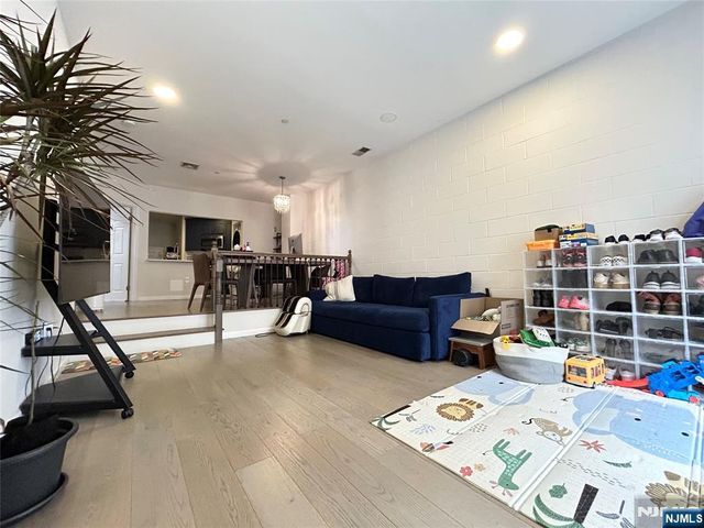 18 Independence Way J018, Edgewater, NJ 07020