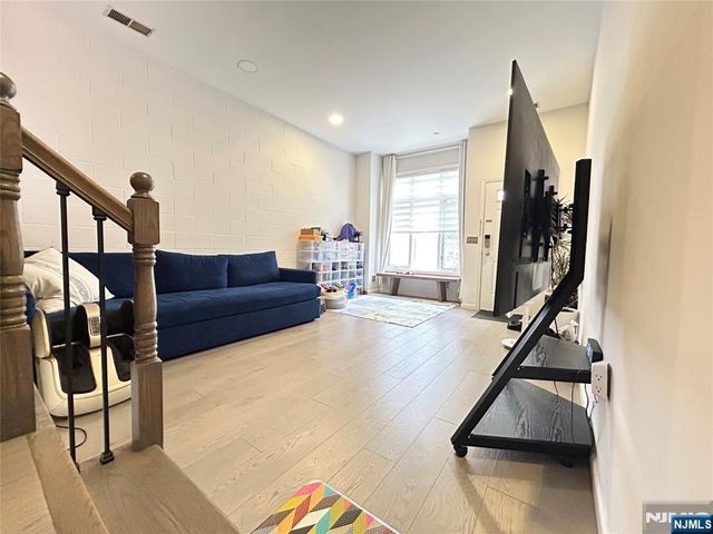 18 Independence Way J018, Edgewater, NJ 07020