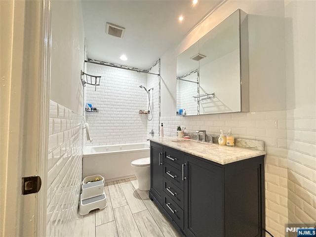 18 Independence Way J018, Edgewater, NJ 07020