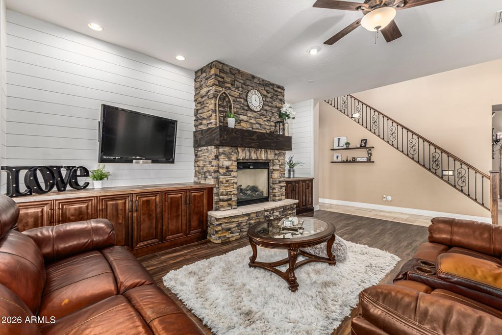 Image 4 of property listing at 3019 S LARKSPUR Street, Gilbert, AZ 85295