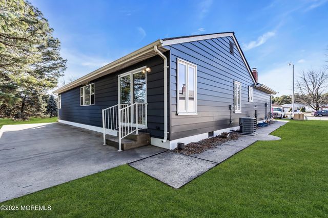 9 Gramercy Court, Toms River, NJ 08757