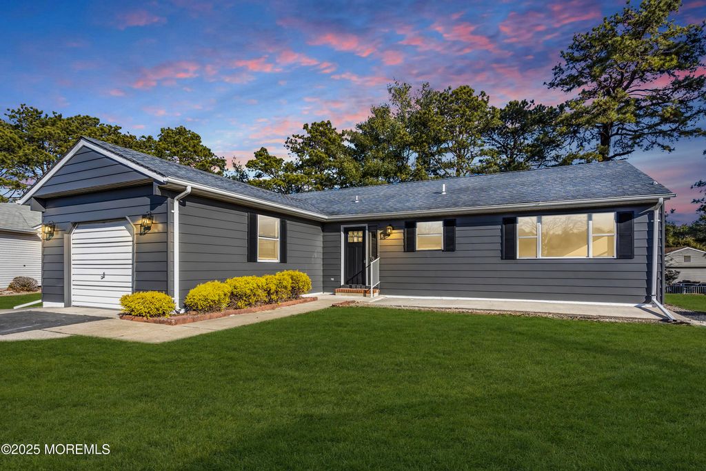 9 Gramercy Court, Toms River, NJ 08757