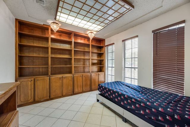22 Spring Oaks Road, Burleson, TX 76028