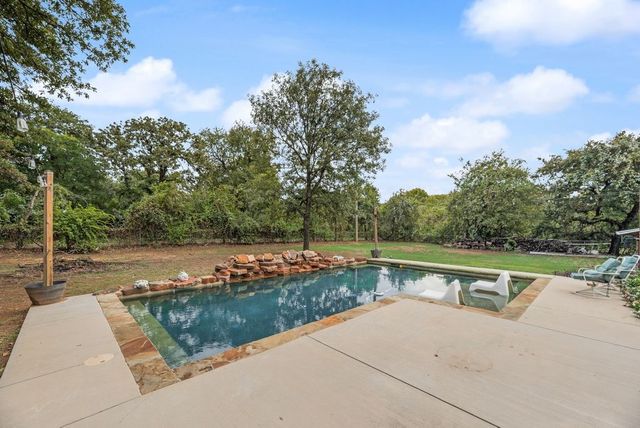 22 Spring Oaks Road, Burleson, TX 76028