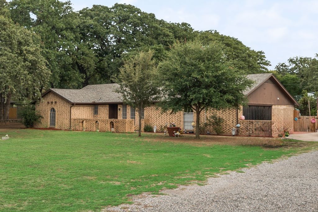 22 Spring Oaks Road, Burleson, TX 76028 — photo 4