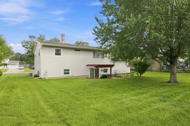652 Sussex Lane, Crystal Lake, IL 60014