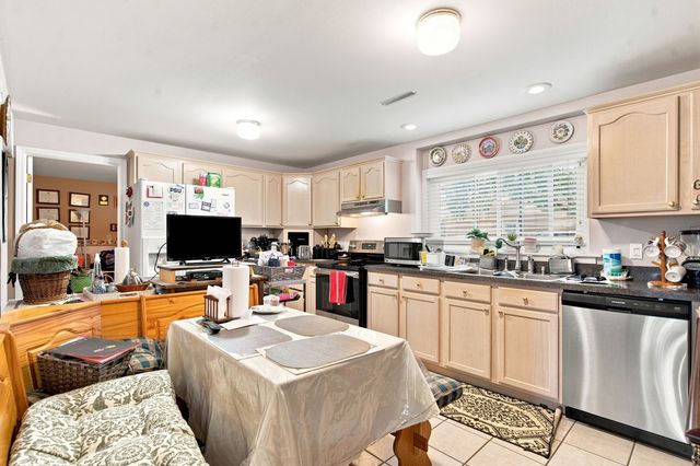 652 Sussex Lane, Crystal Lake, IL 60014