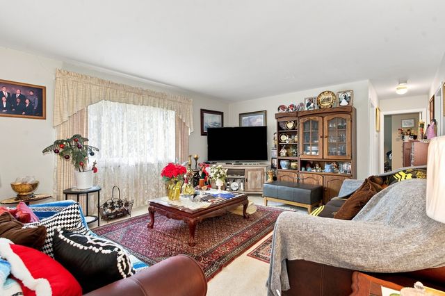 652 Sussex Lane, Crystal Lake, IL 60014