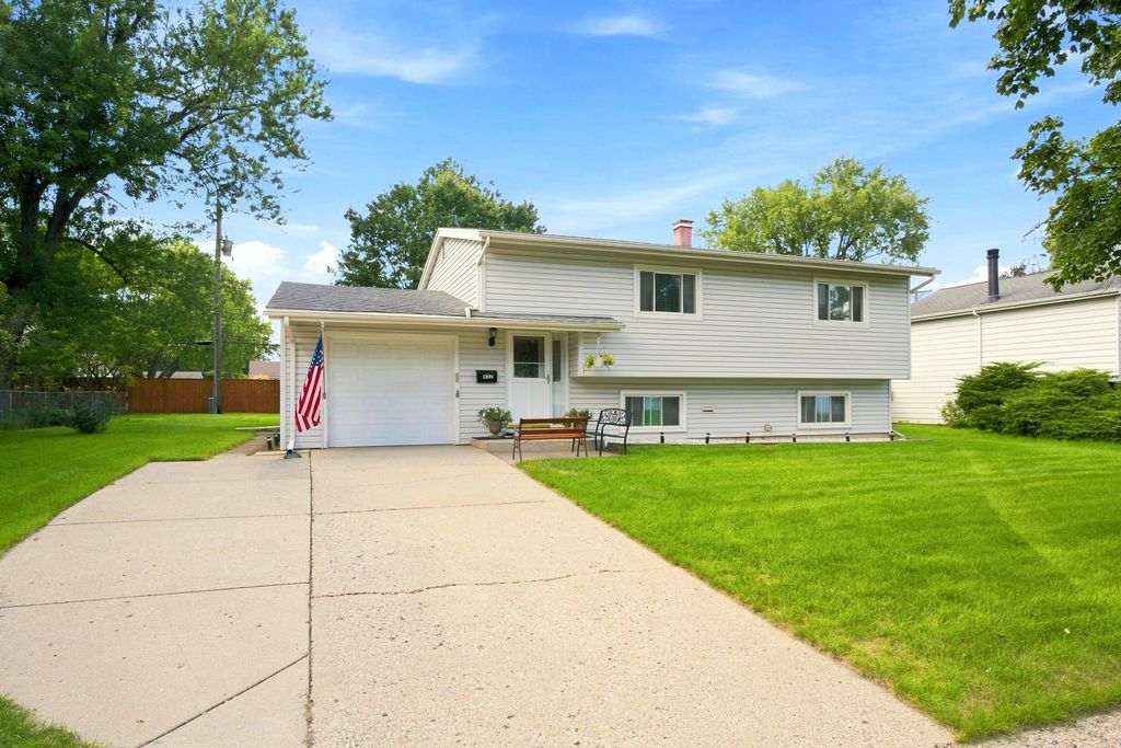 652 Sussex Lane, Crystal Lake, IL 60014