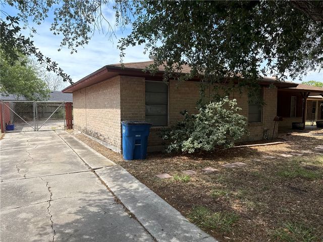 1913 Dolphin Dr, Portland, TX 78374