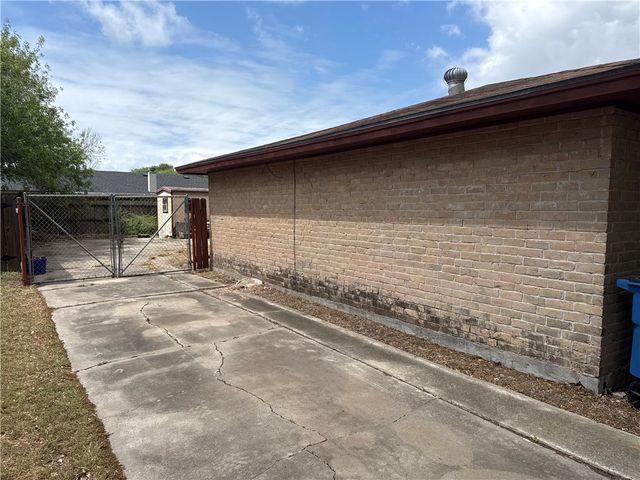 1913 Dolphin Dr, Portland, TX 78374
