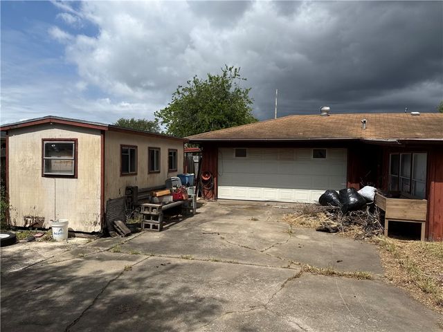 1913 Dolphin Dr, Portland, TX 78374