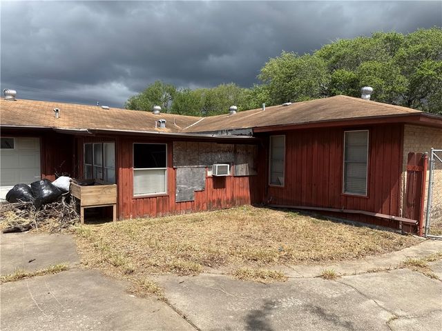1913 Dolphin Dr, Portland, TX 78374