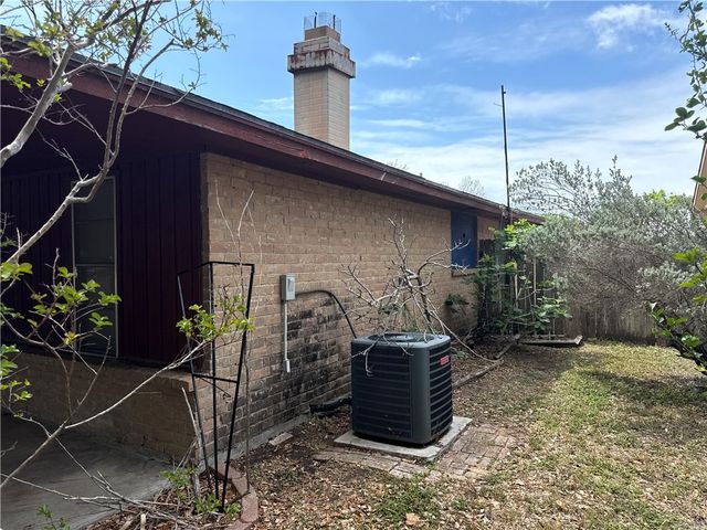 1913 Dolphin Dr, Portland, TX 78374