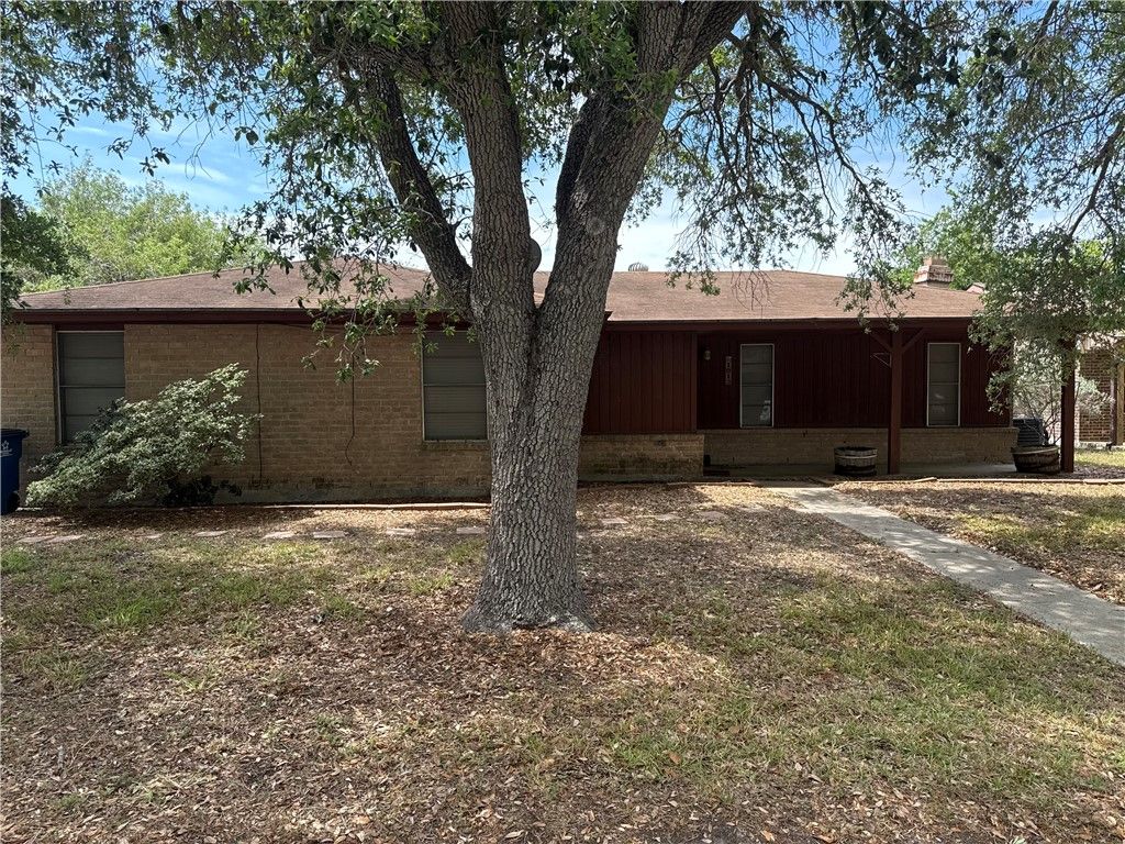 1913 Dolphin Dr, Portland, TX 78374
