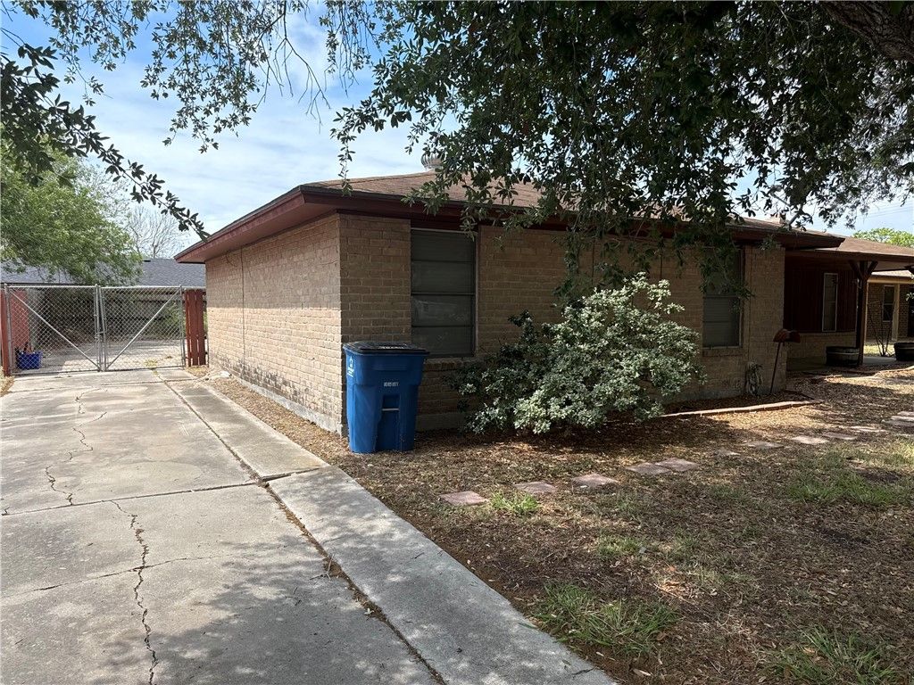 1913 Dolphin Dr, Portland, TX 78374 — photo 2