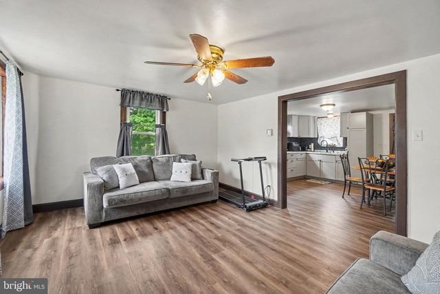 28 E PINE ST, Mount Holly Springs, PA 17065