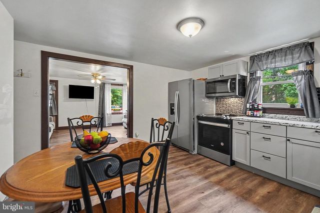 28 E PINE ST, Mount Holly Springs, PA 17065