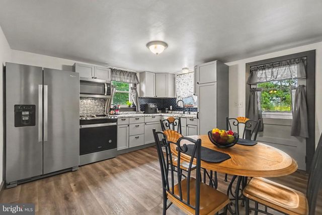 28 E PINE ST, Mount Holly Springs, PA 17065