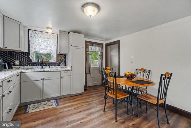 28 E PINE ST, Mount Holly Springs, PA 17065