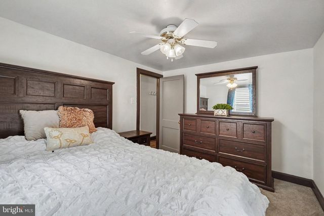 28 E PINE ST, Mount Holly Springs, PA 17065