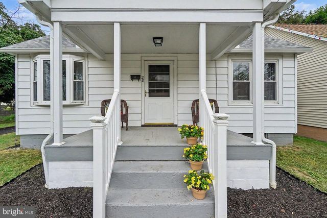 28 E PINE ST, Mount Holly Springs, PA 17065