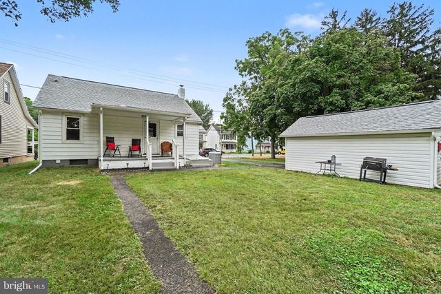 28 E PINE ST, Mount Holly Springs, PA 17065