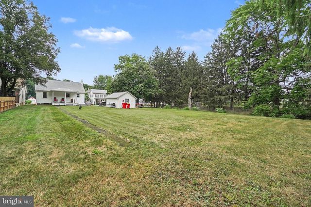28 E PINE ST, Mount Holly Springs, PA 17065