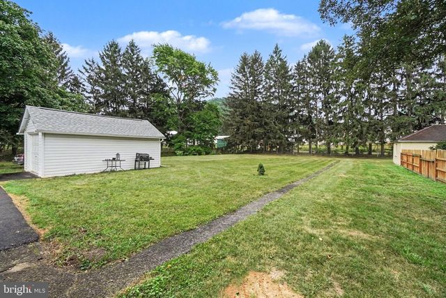 28 E PINE ST, Mount Holly Springs, PA 17065