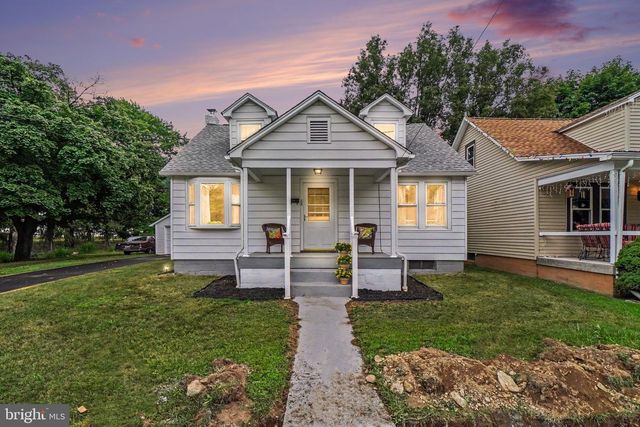 28 E PINE ST, Mount Holly Springs, PA 17065