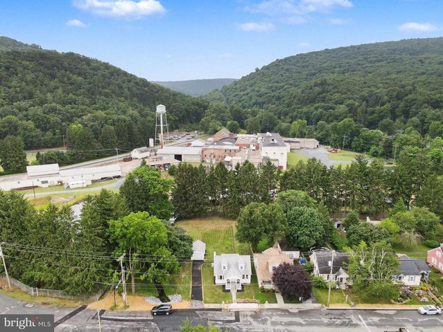 28 E PINE ST, Mount Holly Springs, PA 17065