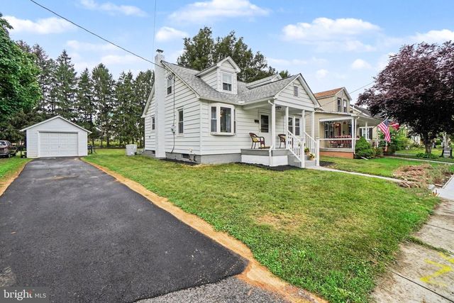 28 E PINE ST, Mount Holly Springs, PA 17065