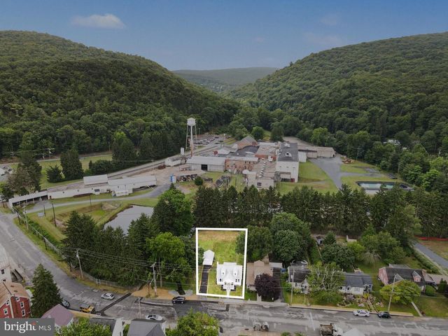 28 E PINE ST, Mount Holly Springs, PA 17065