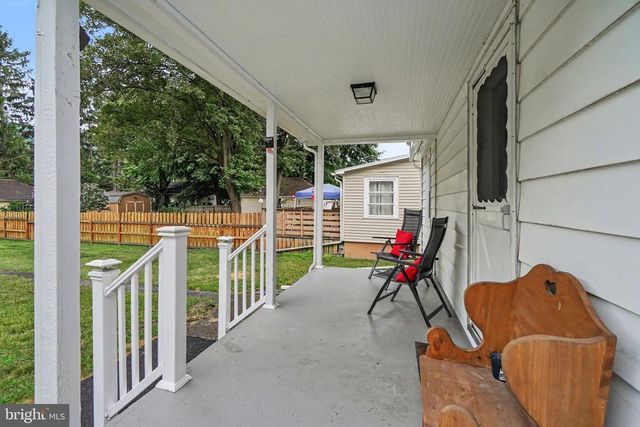 28 E PINE ST, Mount Holly Springs, PA 17065