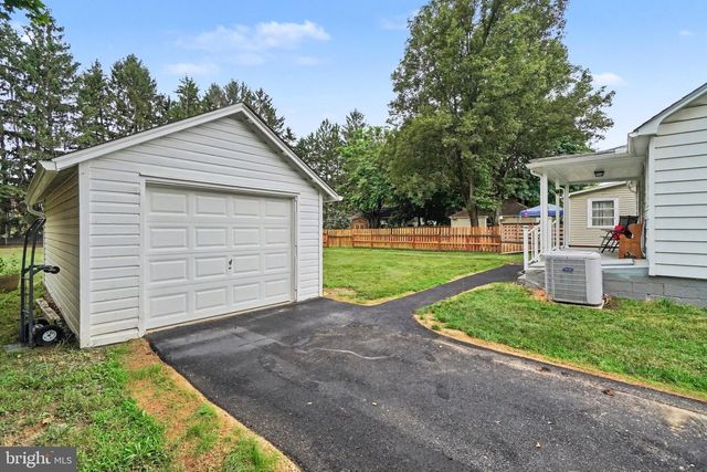 28 E PINE ST, Mount Holly Springs, PA 17065