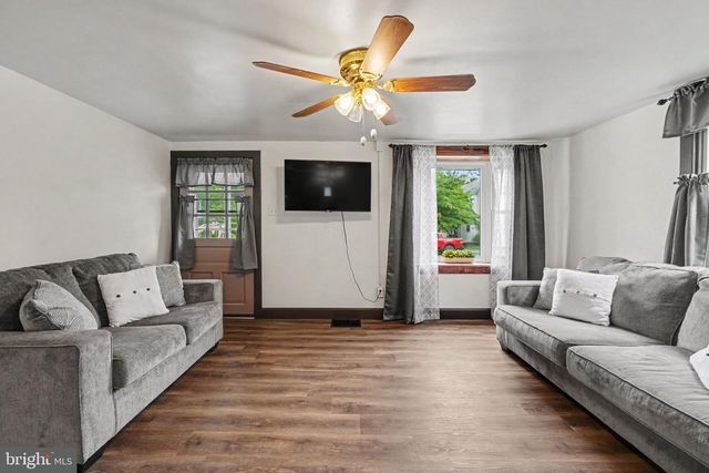 28 E PINE ST, Mount Holly Springs, PA 17065