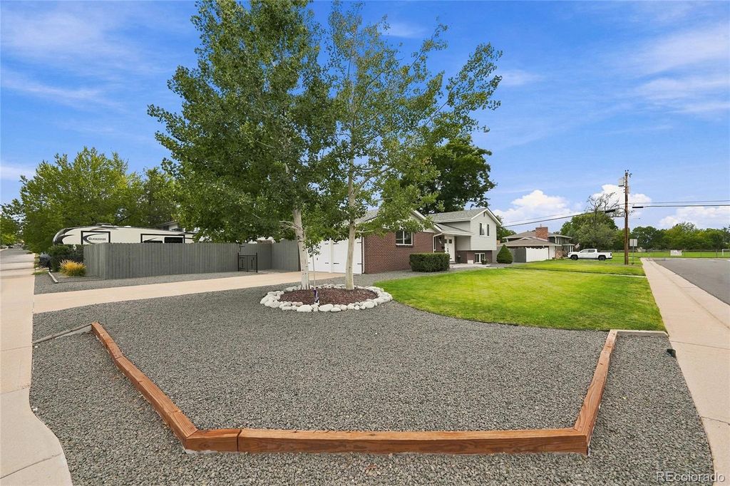 Image 1 of property listing at 690 E Davies Avenue, Centennial, CO 80122