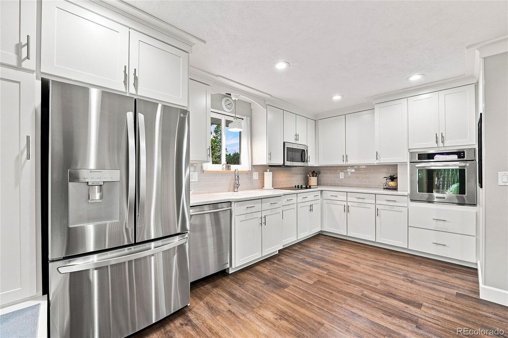 Image 10 of property listing at 690 E Davies Avenue, Centennial, CO 80122
