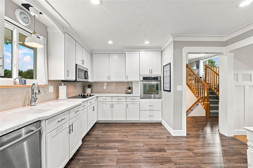 Image 11 of property listing at 690 E Davies Avenue, Centennial, CO 80122