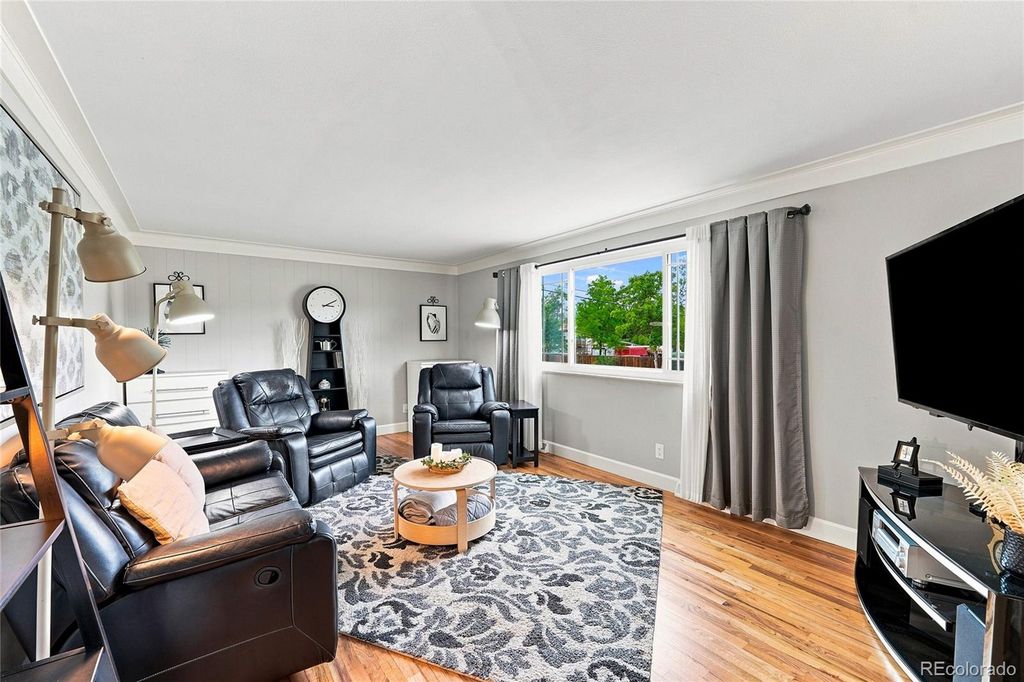 Image 12 of property listing at 690 E Davies Avenue, Centennial, CO 80122