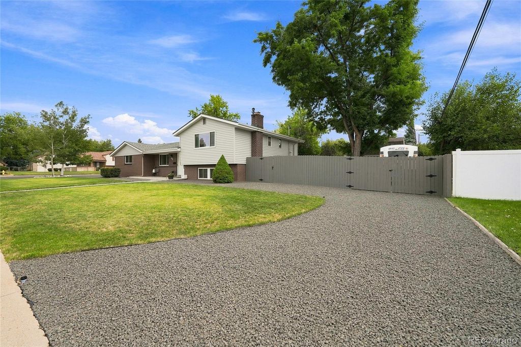Image 2 of property listing at 690 E Davies Avenue, Centennial, CO 80122