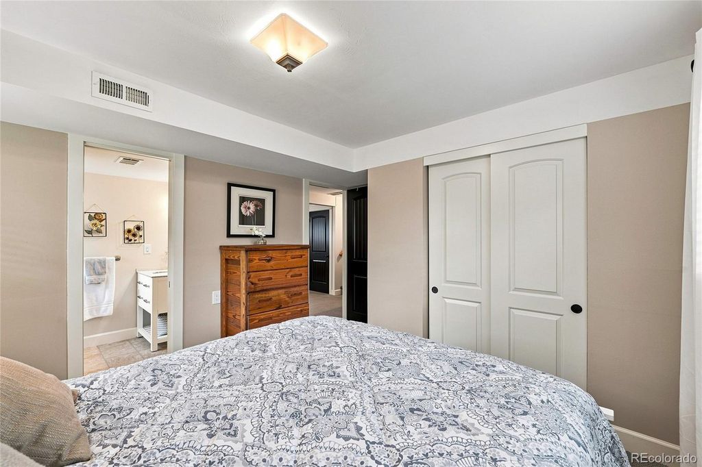 Image 25 of property listing at 690 E Davies Avenue, Centennial, CO 80122
