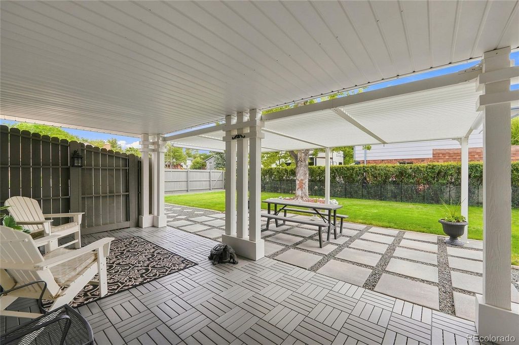 Image 28 of property listing at 690 E Davies Avenue, Centennial, CO 80122