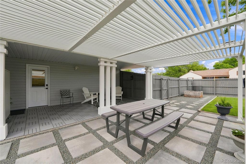 Image 29 of property listing at 690 E Davies Avenue, Centennial, CO 80122
